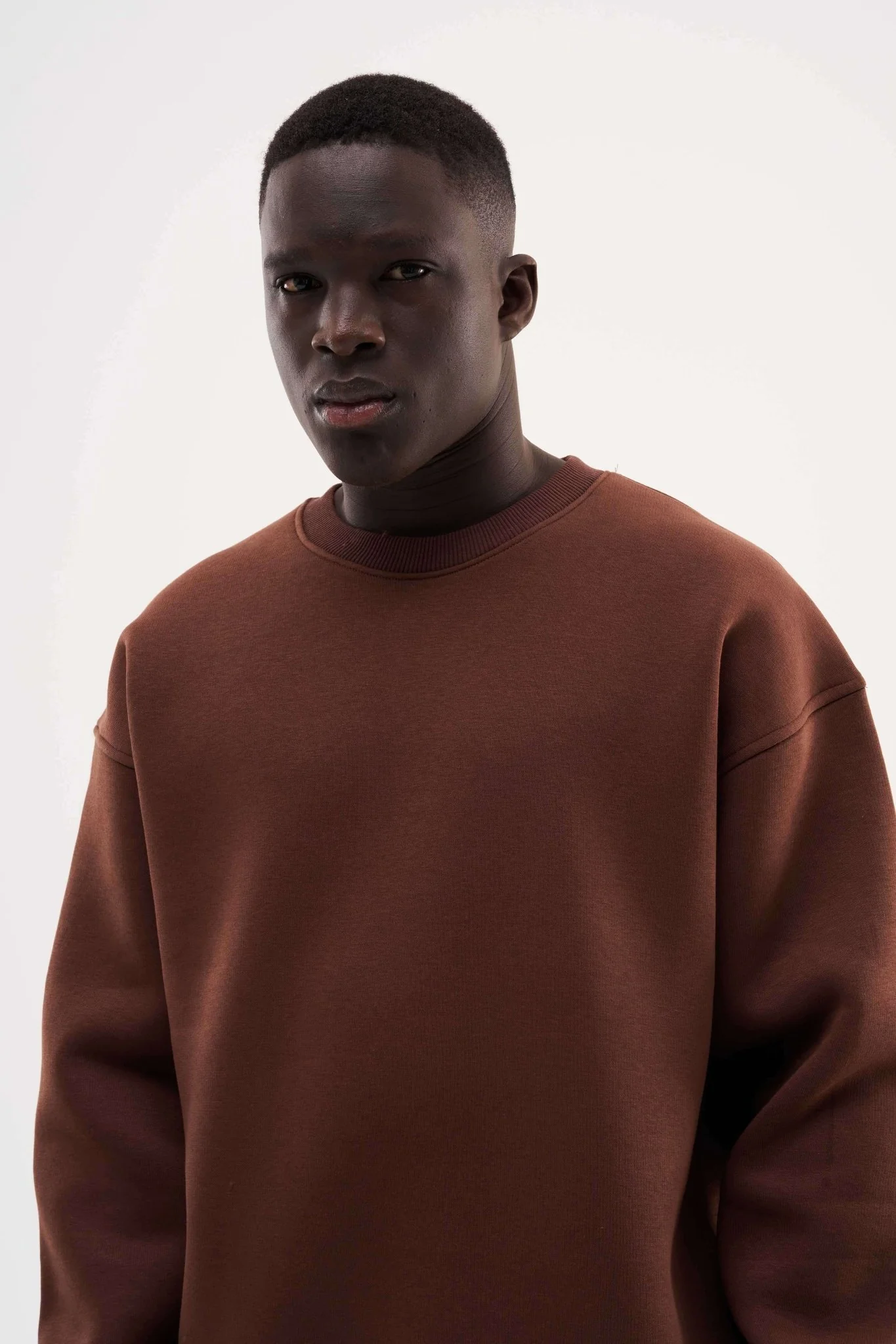 Erkek Basic Bisiklet Yaka Oversize Sweatshirt Koyu Kahverengi - Image 3
