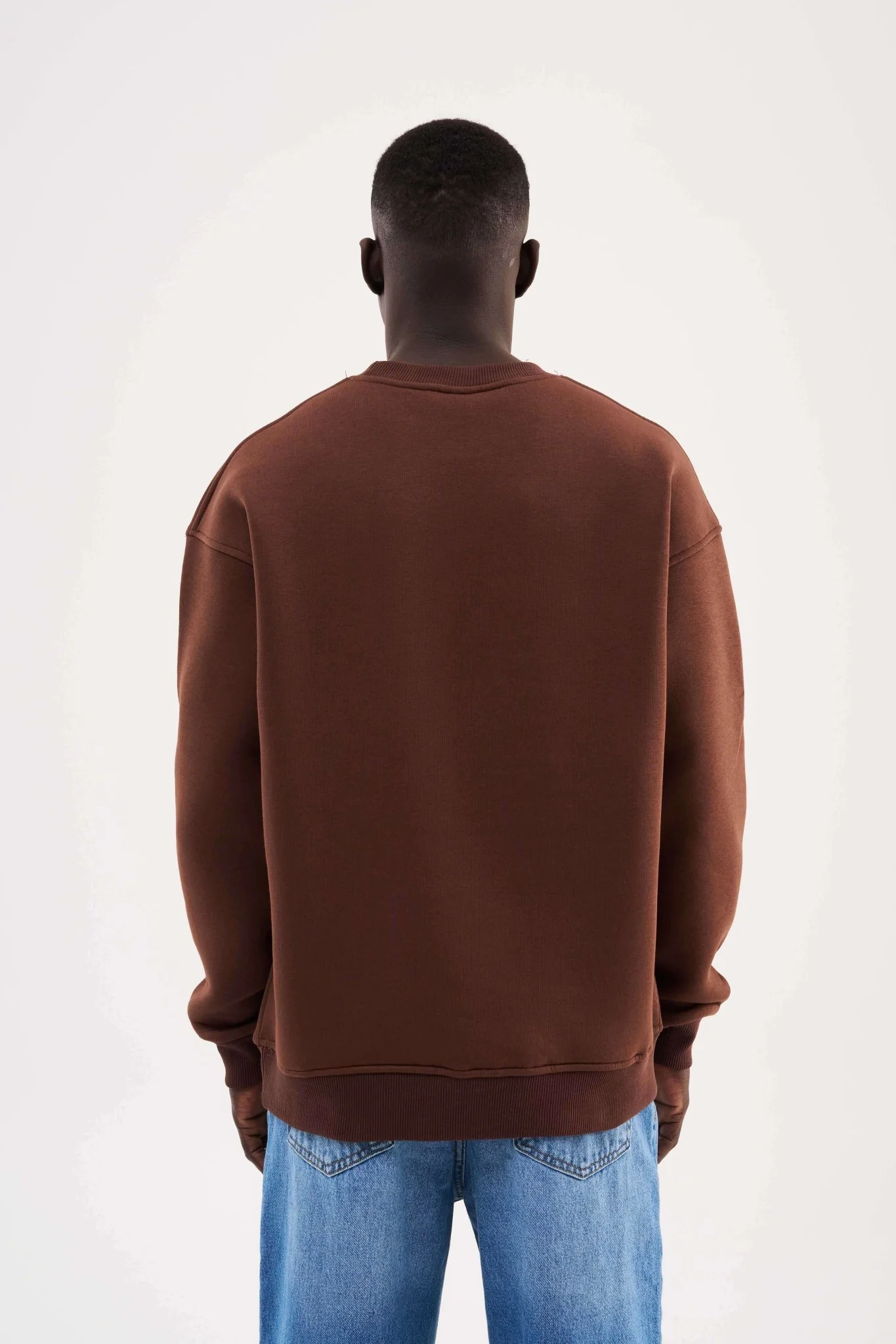 Erkek Basic Bisiklet Yaka Oversize Sweatshirt Koyu Kahverengi - Image 4