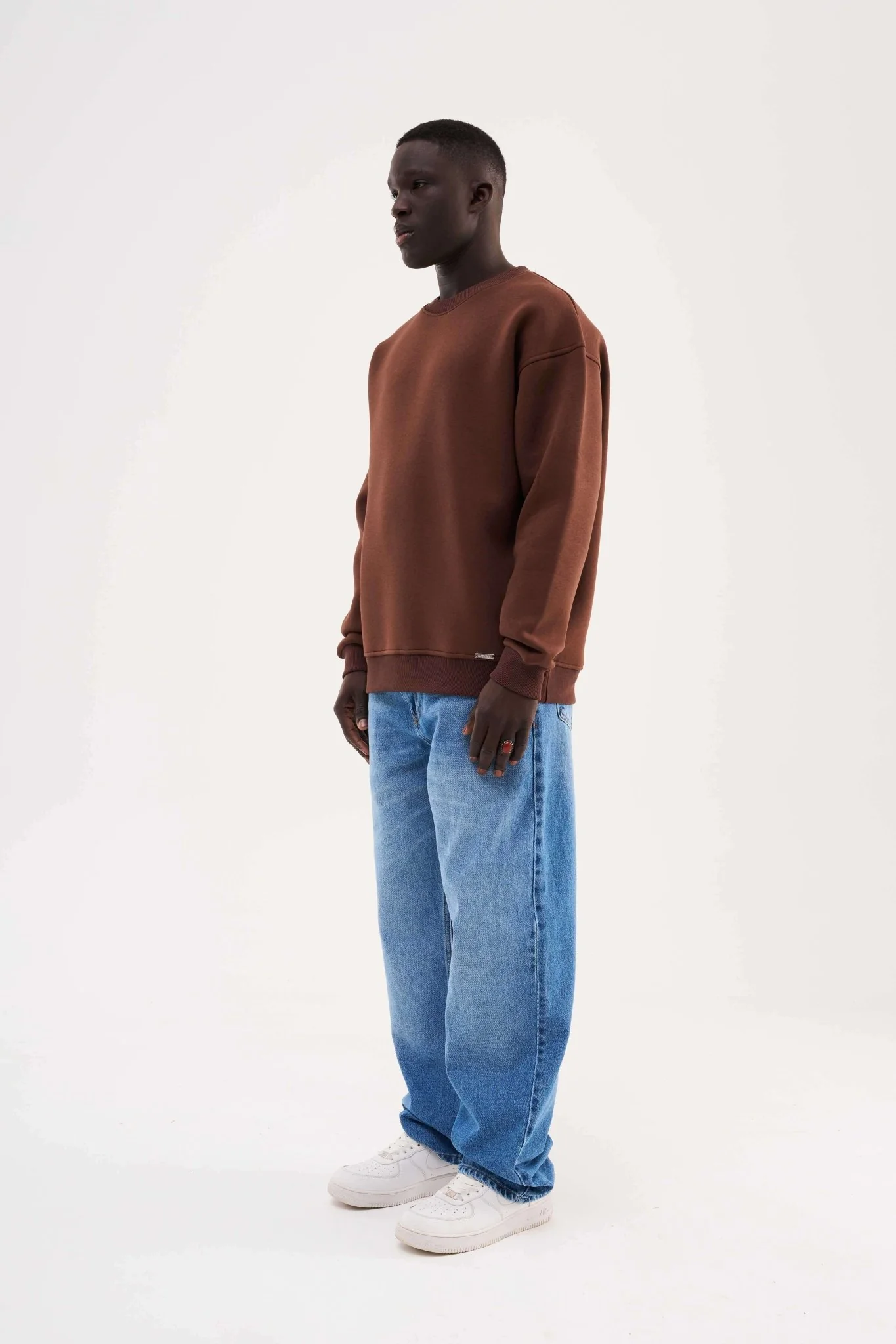 Erkek Basic Bisiklet Yaka Oversize Sweatshirt Koyu Kahverengi - Image 6
