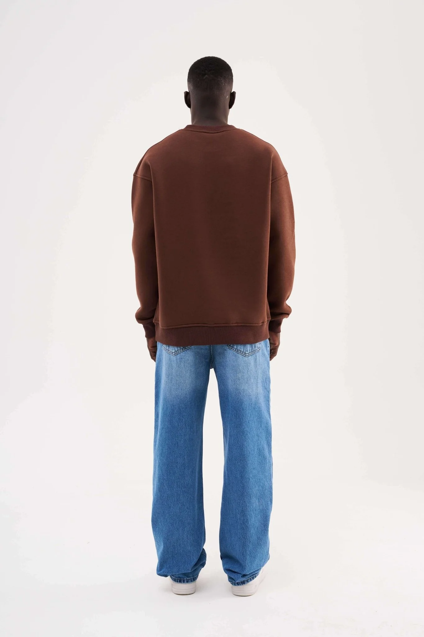 Erkek Basic Bisiklet Yaka Oversize Sweatshirt Koyu Kahverengi - Image 7